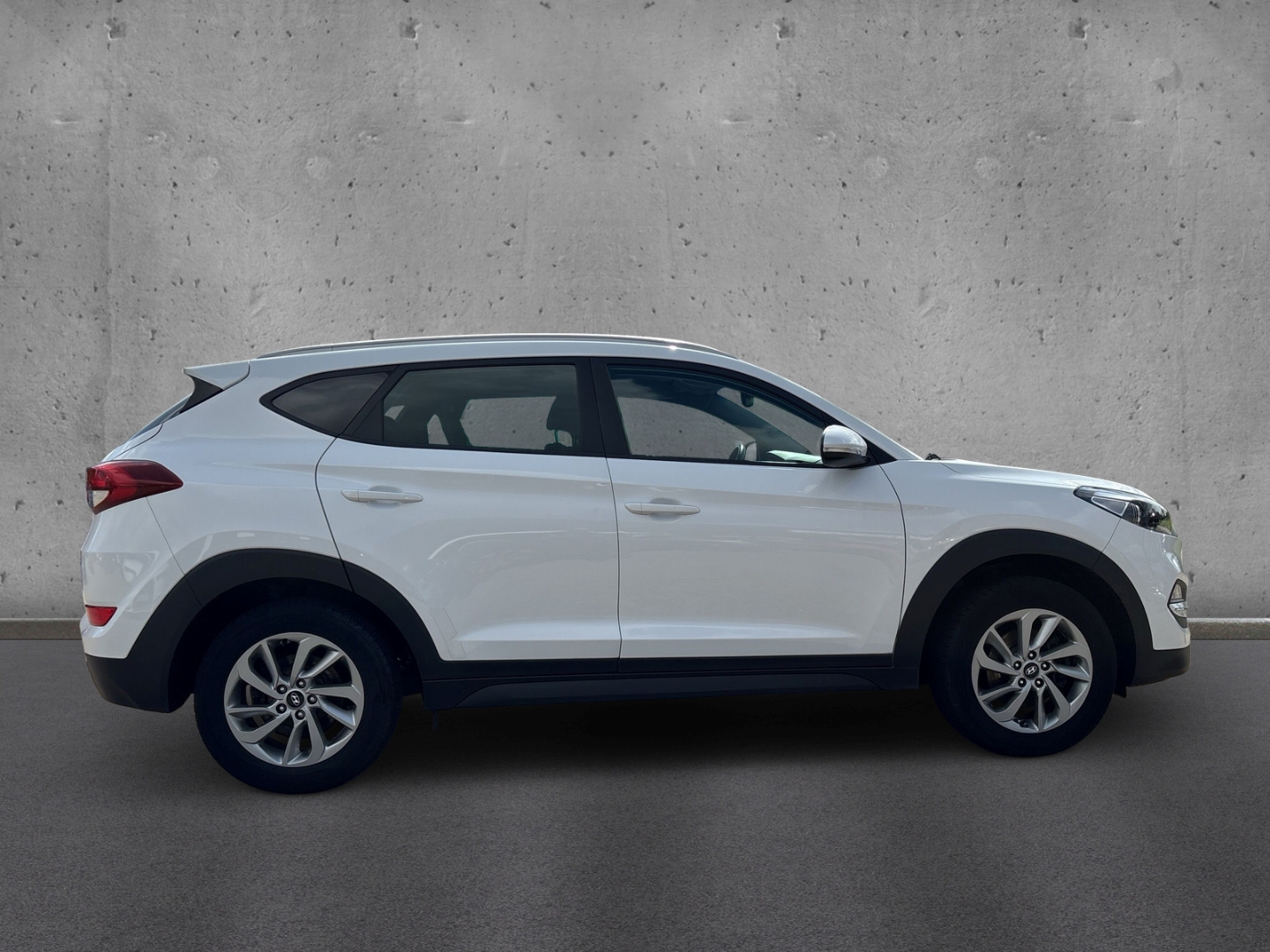 Fahrzeugabbildung Hyundai TUCSON blue 2WD 1.6 T-GDI Classic Navi SHZ PDC GRA