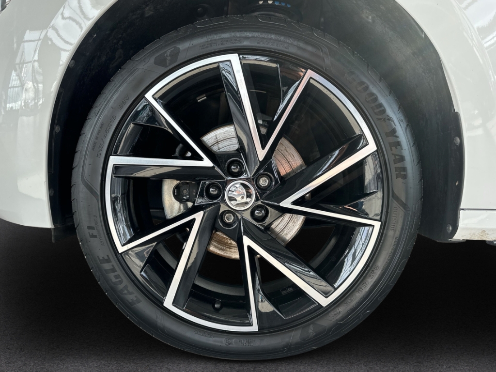 Fahrzeugabbildung SKODA Kamiq 1.5 TSI DSG MonteCarlo Pano Navi Tempo SHZ