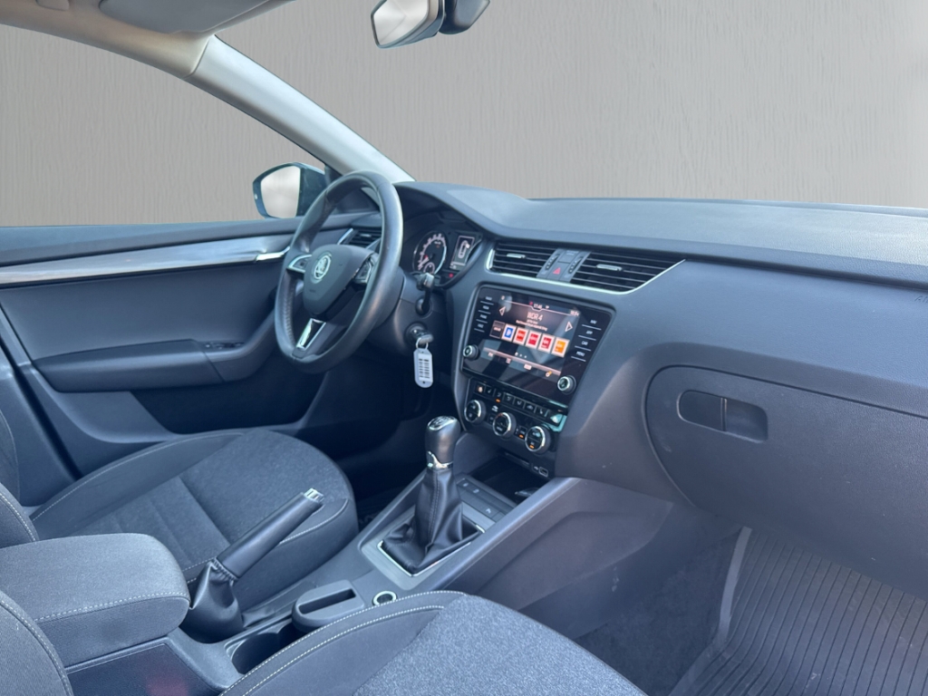 Fahrzeugabbildung SKODA Octavia Combi COMBI Soleil Tagfahrlicht ESP