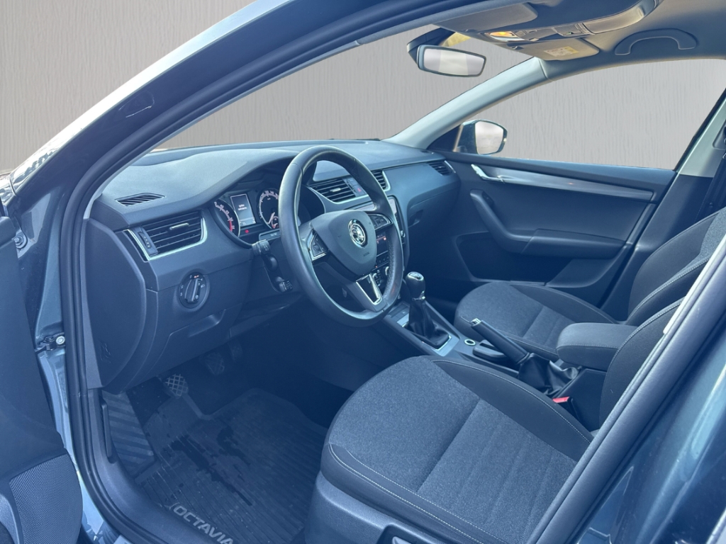Fahrzeugabbildung SKODA Octavia Combi COMBI Soleil Tagfahrlicht ESP