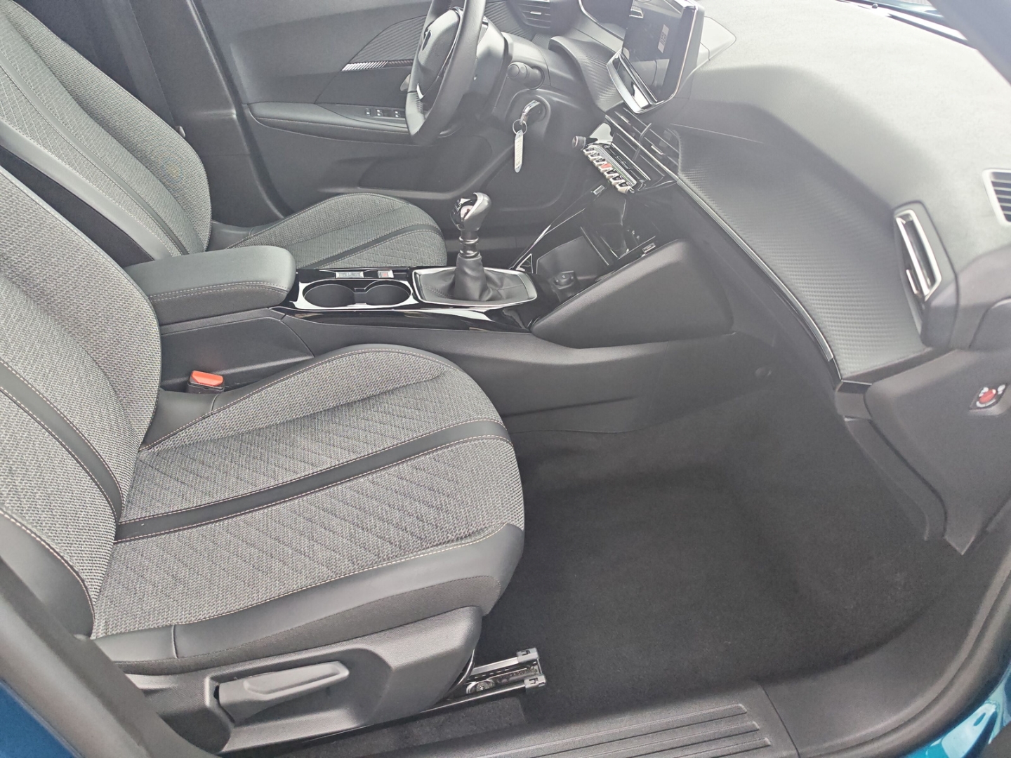Fahrzeugabbildung Peugeot 2008 1.2 PureTech Allure LED Klimaauto PDC LM17