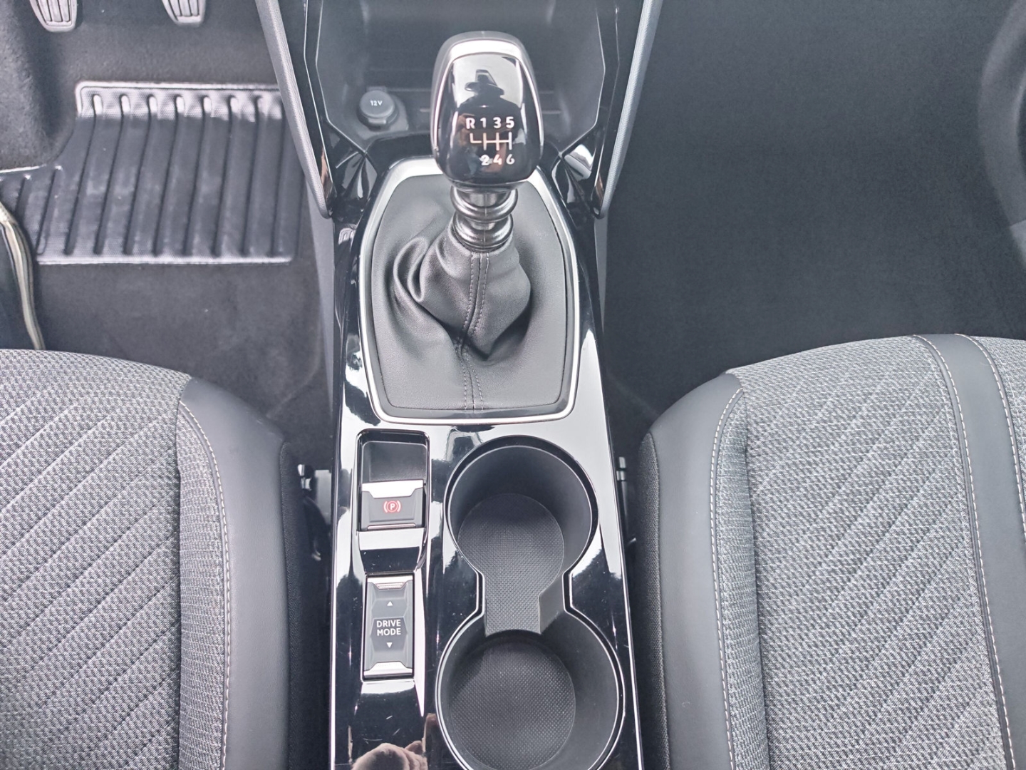 Fahrzeugabbildung Peugeot 2008 1.2 PureTech Allure LED Klimaauto PDC LM17