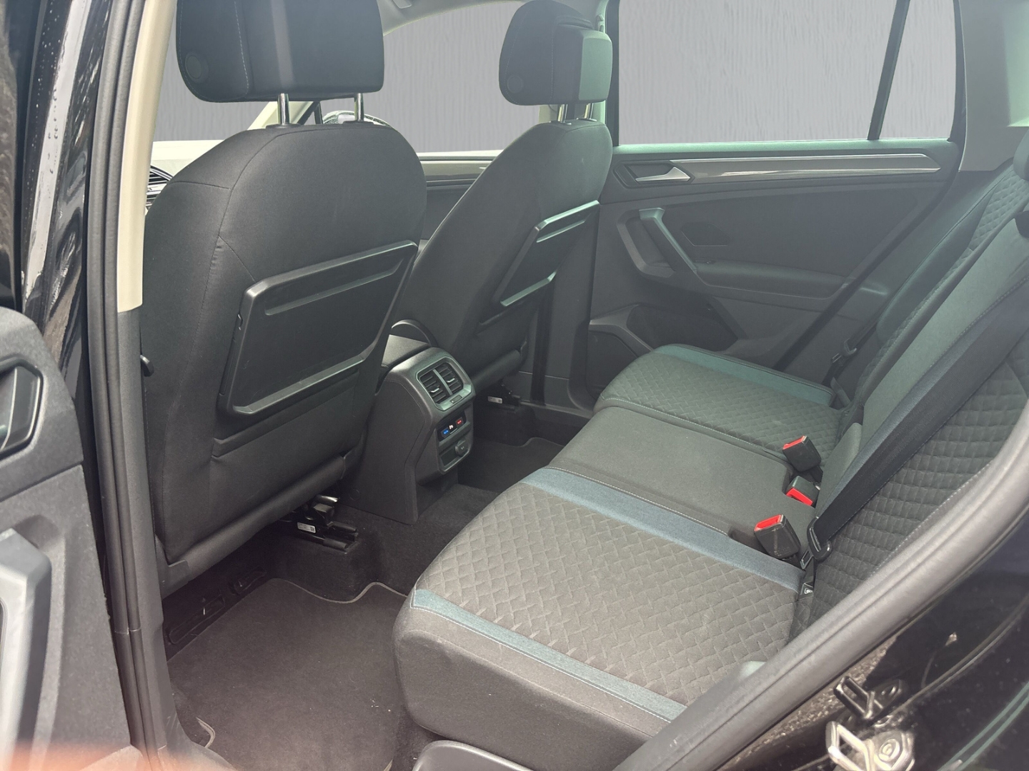 Fahrzeugabbildung Volkswagen Tiguan IQ.DRIVE 2.0 TDI AHK LED RFK ACC LMF