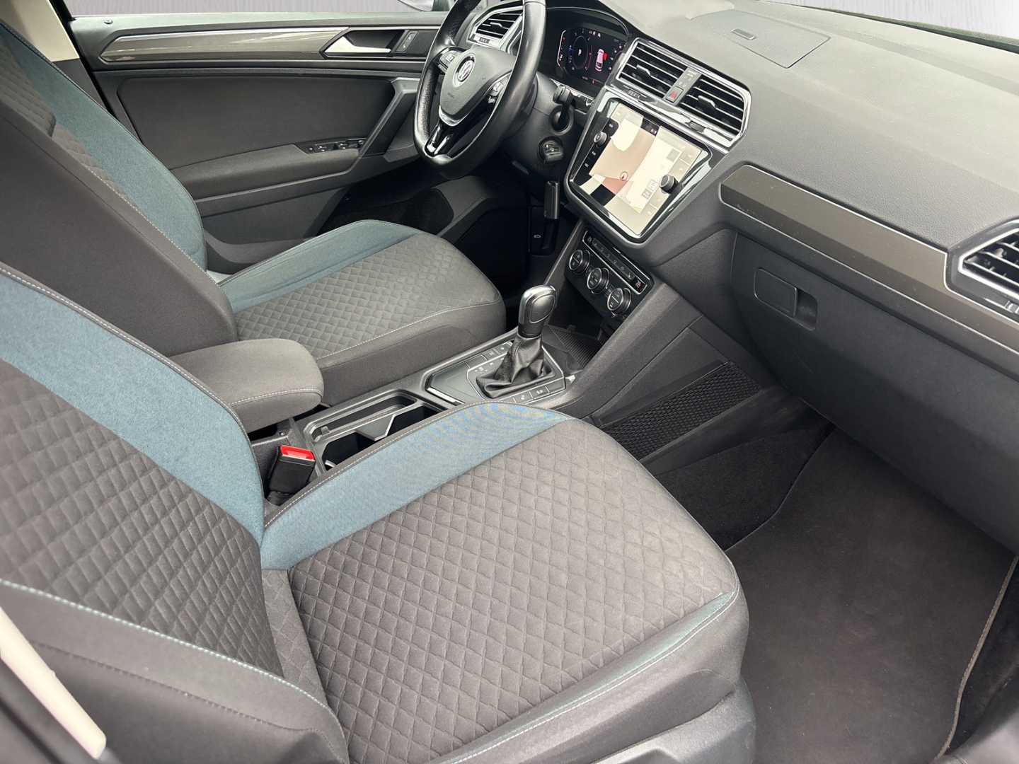 Fahrzeugabbildung Volkswagen Tiguan IQ.DRIVE 2.0 TDI AHK LED RFK ACC LMF