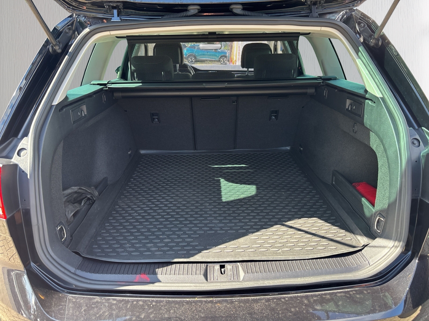 Fahrzeugabbildung Volkswagen Passat 2.0 TDI Business DSG AHK RFK SHZ LED
