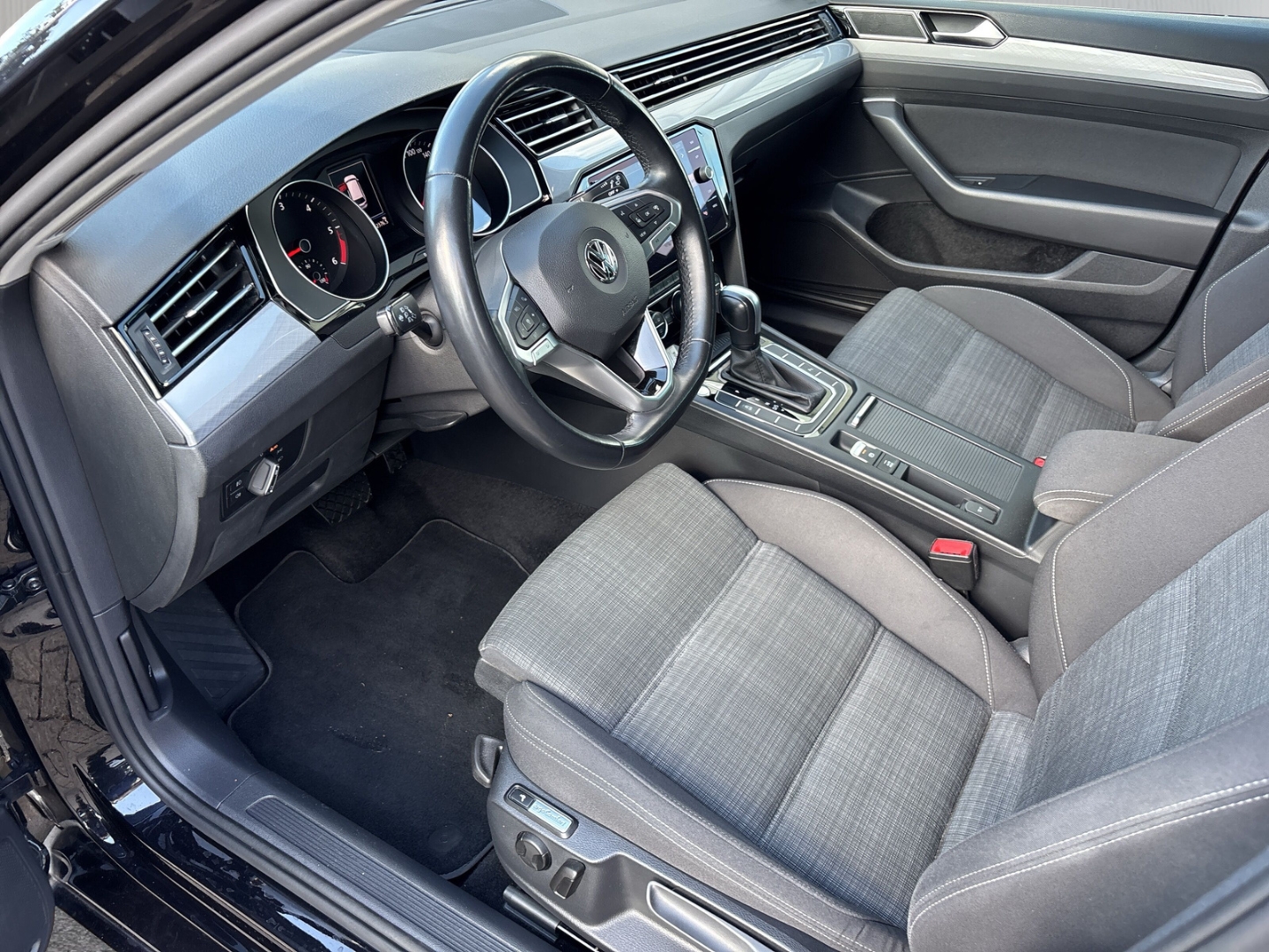 Fahrzeugabbildung Volkswagen Passat 2.0 TDI Business DSG AHK RFK SHZ LED