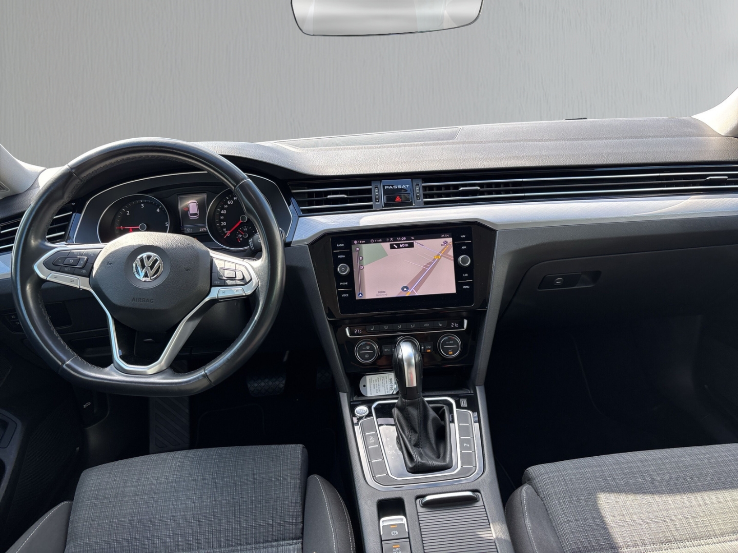 Fahrzeugabbildung Volkswagen Passat 2.0 TDI Business DSG AHK RFK SHZ LED
