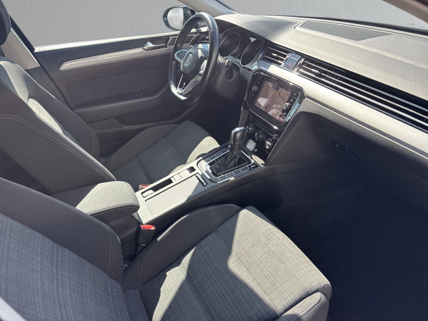 Fahrzeugabbildung Volkswagen Passat 2.0 TDI Business DSG AHK RFK SHZ LED