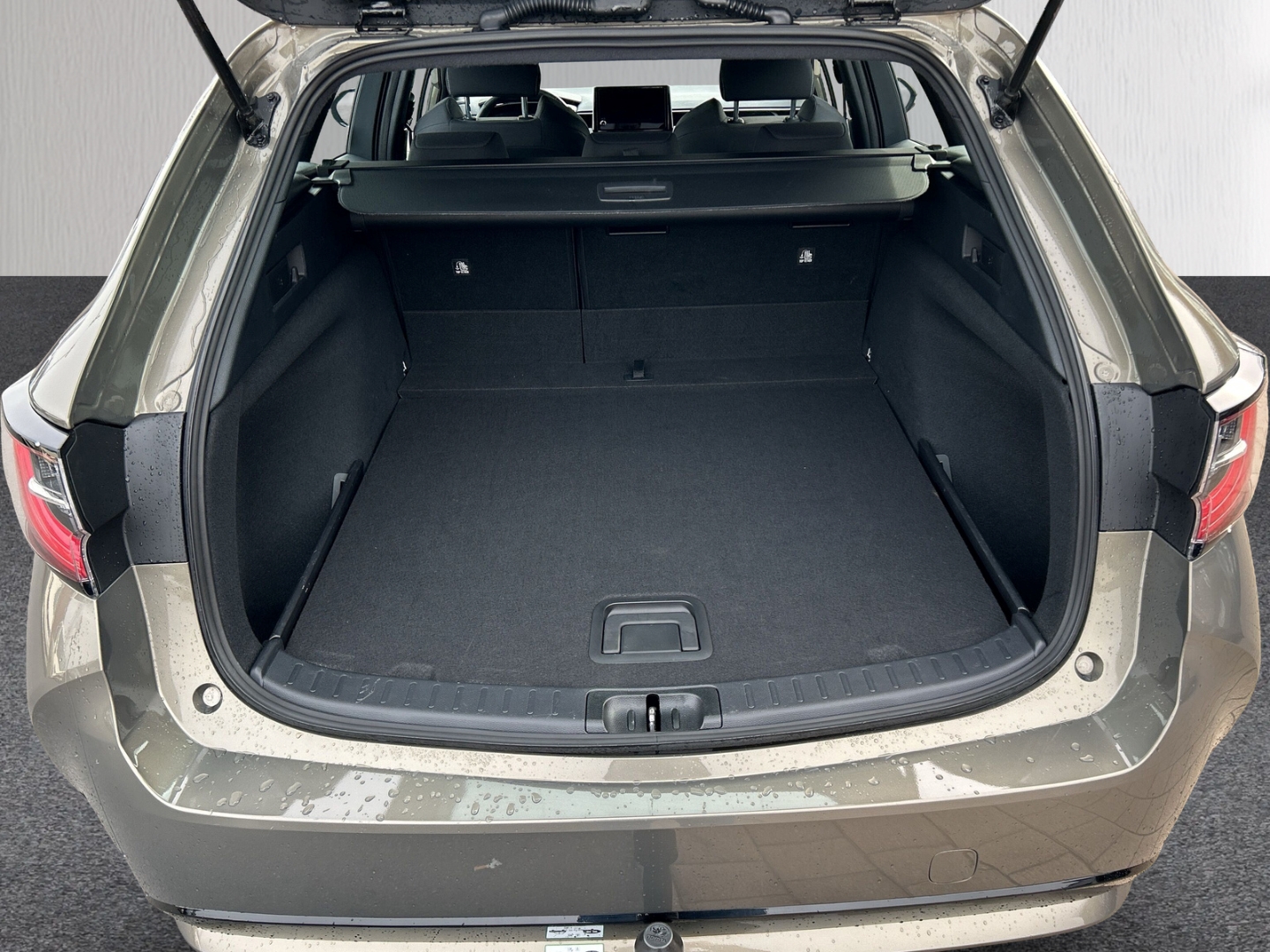 Fahrzeugabbildung Toyota Corolla TS Hybrid Business AHK NAV TEMP SHZ LED
