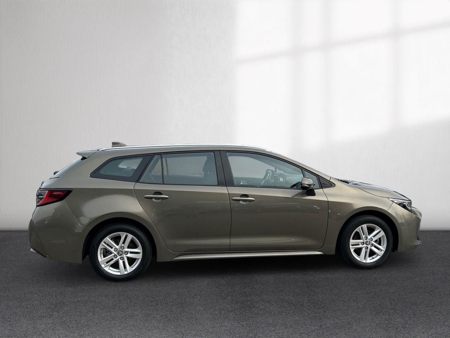 Fahrzeugabbildung Toyota Corolla TS Hybrid Business AHK NAV TEMP SHZ LED