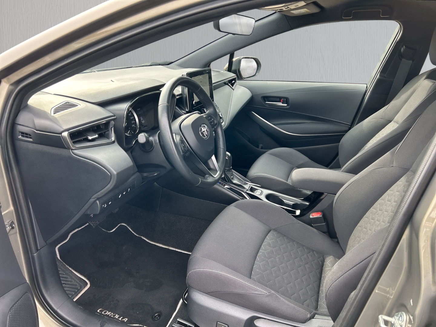 Fahrzeugabbildung Toyota Corolla TS Hybrid Business AHK NAV TEMP SHZ LED