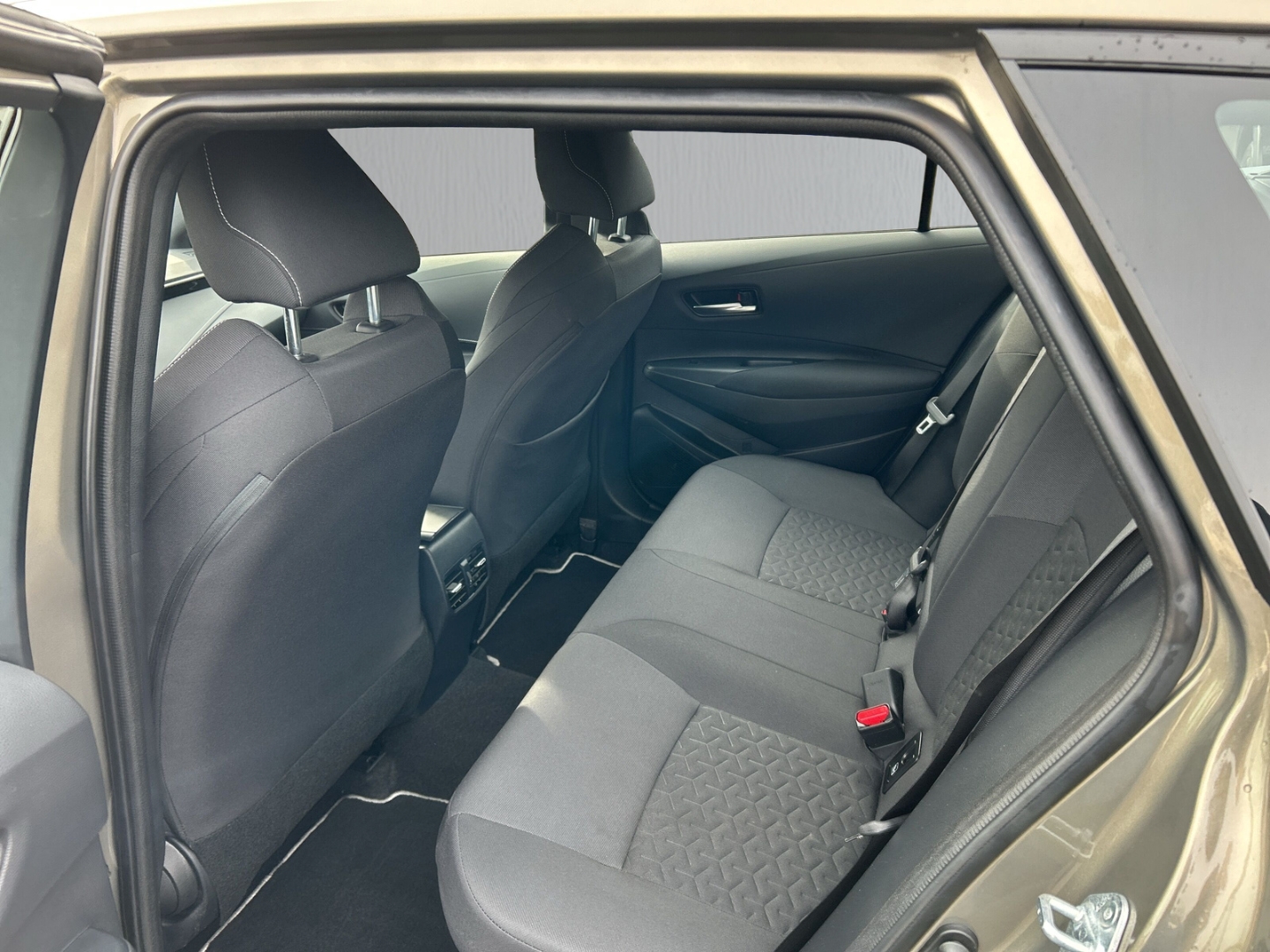 Fahrzeugabbildung Toyota Corolla TS Hybrid Business AHK NAV TEMP SHZ LED
