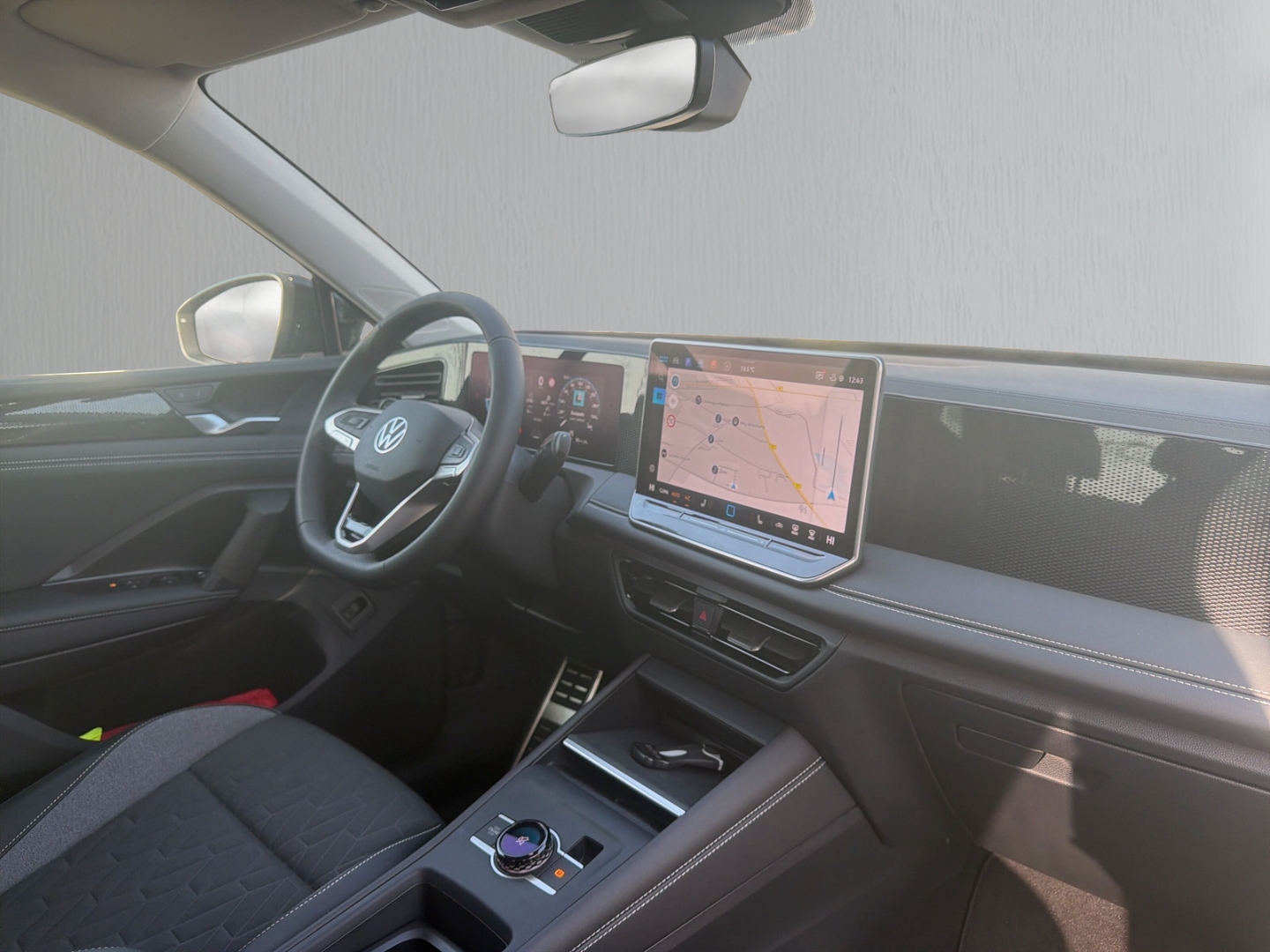 Fahrzeugabbildung Volkswagen Tiguan 1.5 eTSI DSG ENERGY LED AHK NAVI LM18 GJR