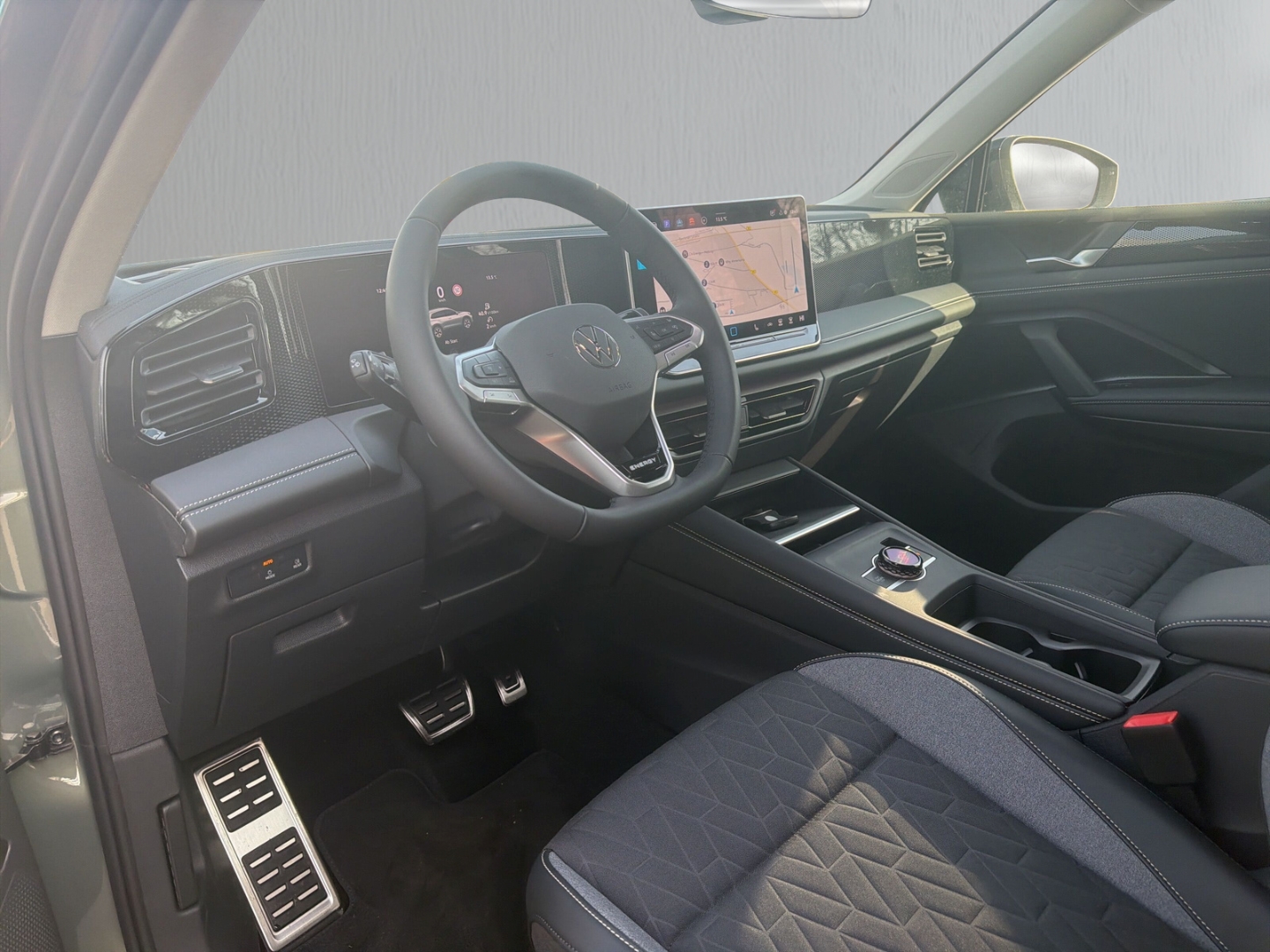 Fahrzeugabbildung Volkswagen Tiguan 1.5 eTSI DSG ENERGY LED AHK NAVI LM18 GJR