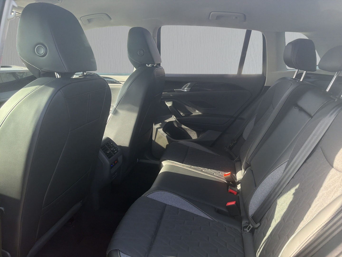 Fahrzeugabbildung Volkswagen Tiguan 1.5 eTSI DSG ENERGY LED AHK NAVI LM18 GJR