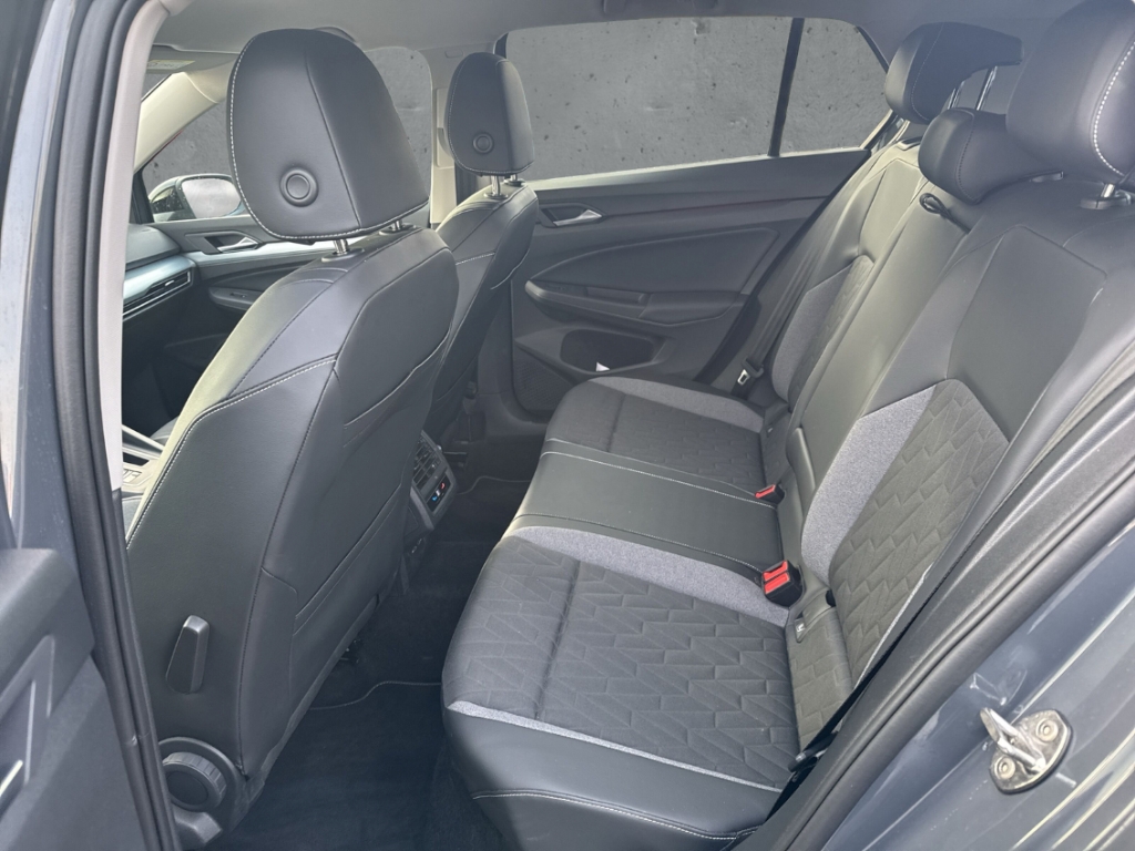 Fahrzeugabbildung Volkswagen Golf 1.5 eTSI DSG Goal AHK LED+ Navi ACC SHZ Kam