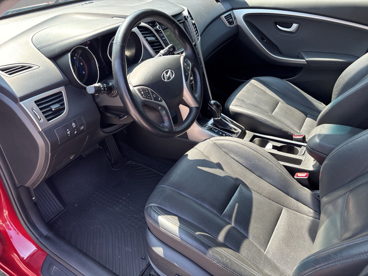 Fahrzeugabbildung Hyundai i30 blue Premium 1.6 Auto. PANO SHZ AHK PPS RFK