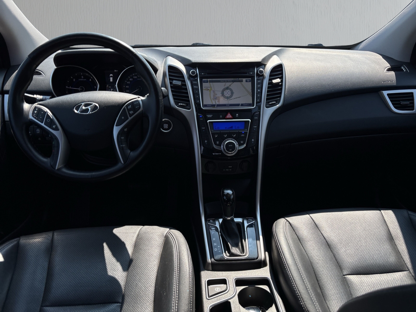 Fahrzeugabbildung Hyundai i30 blue Premium 1.6 Auto. PANO SHZ AHK PPS RFK