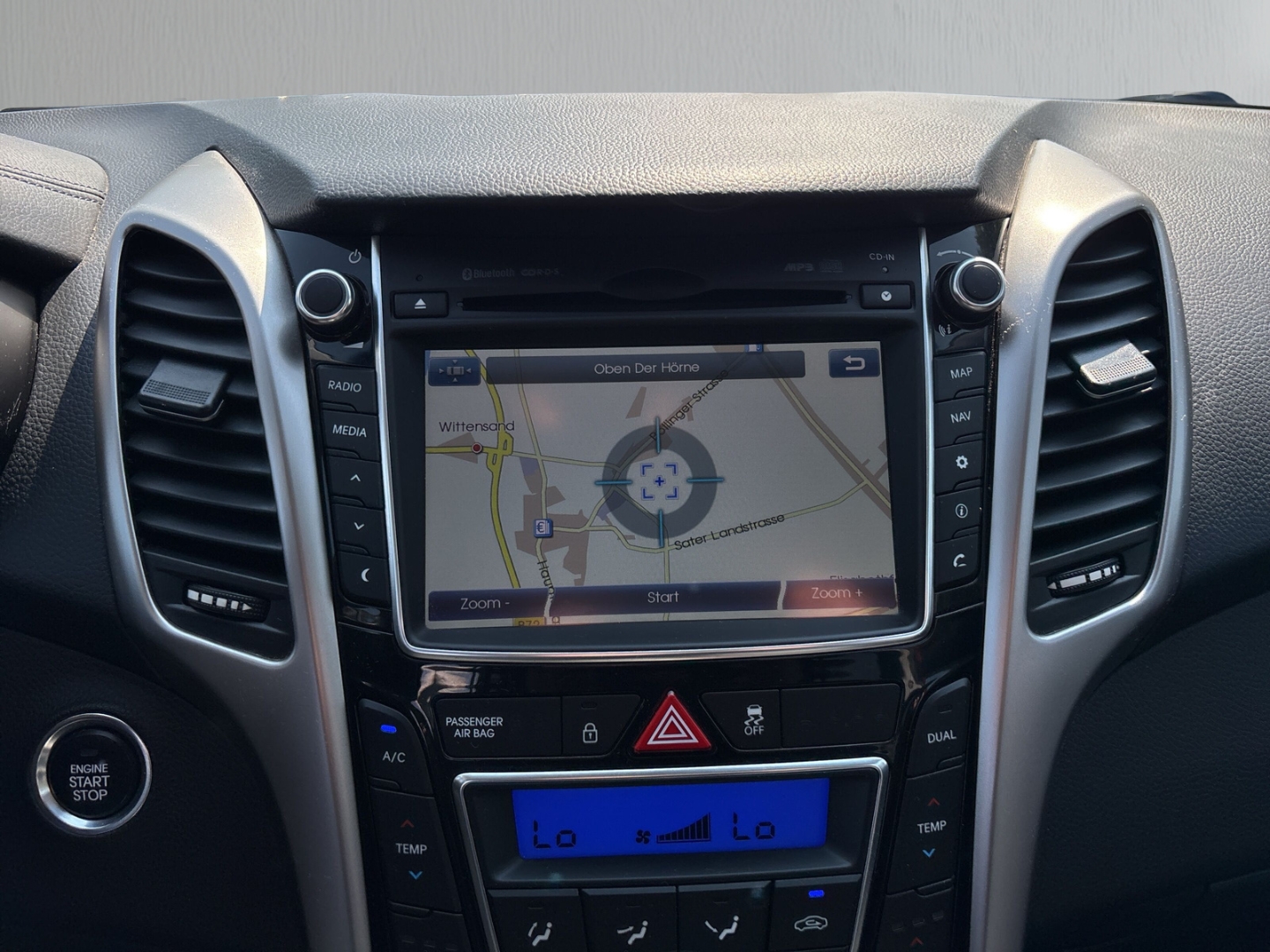 Fahrzeugabbildung Hyundai i30 blue Premium 1.6 Auto. PANO SHZ AHK PPS RFK