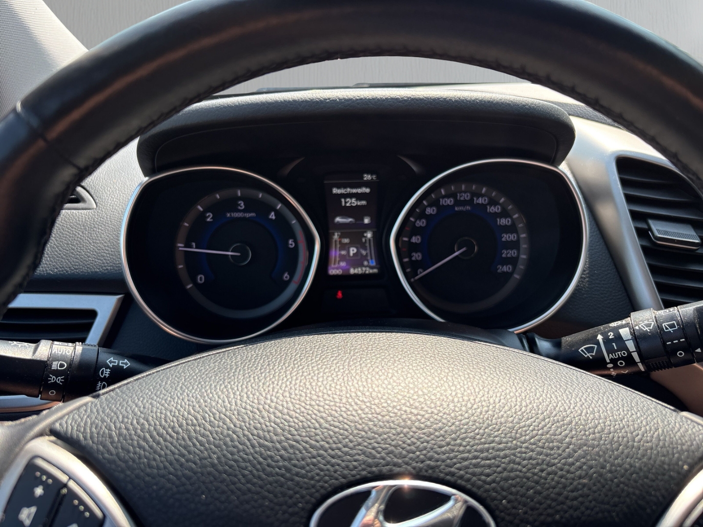 Fahrzeugabbildung Hyundai i30 blue Premium 1.6 Auto. PANO SHZ AHK PPS RFK