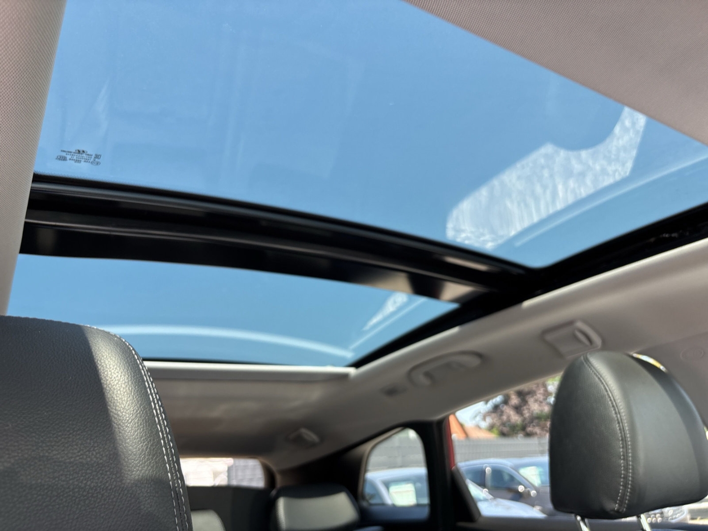 Fahrzeugabbildung Hyundai i30 blue Premium 1.6 Auto. PANO SHZ AHK PPS RFK