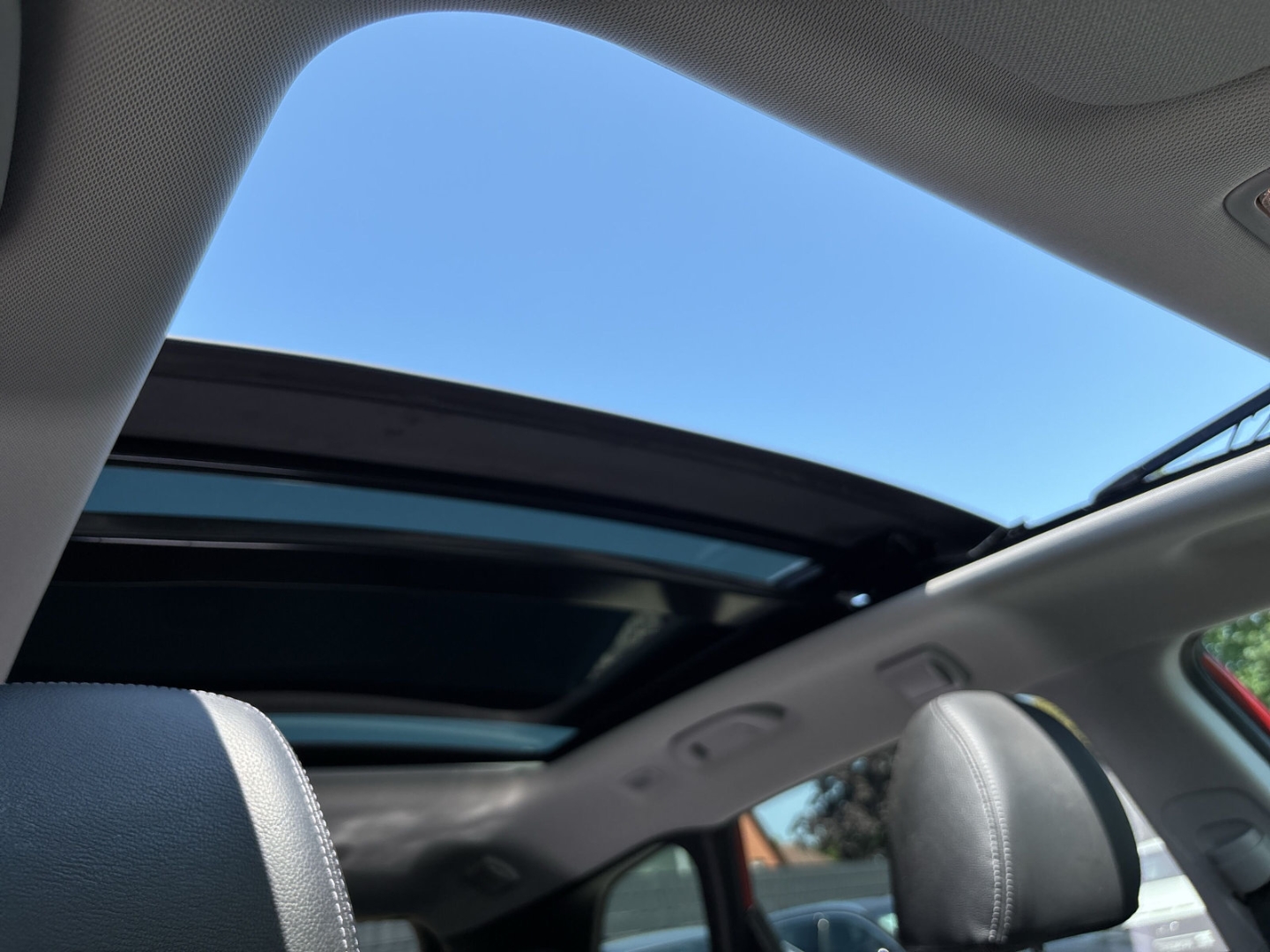 Fahrzeugabbildung Hyundai i30 blue Premium 1.6 Auto. PANO SHZ AHK PPS RFK