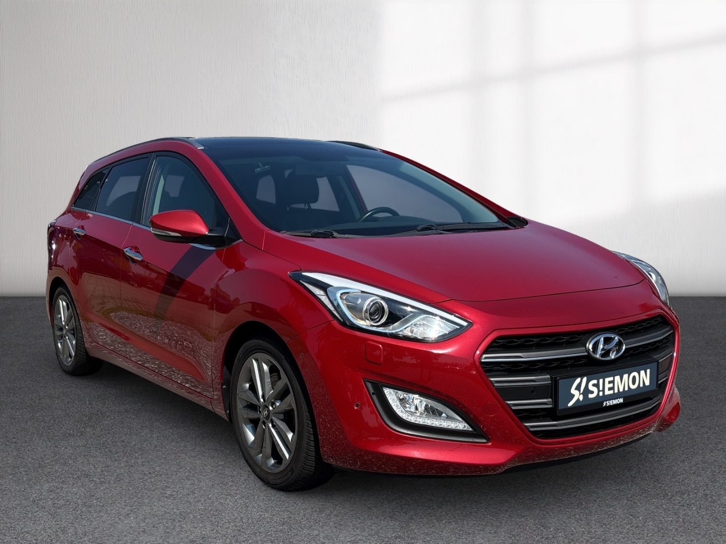 Fahrzeugabbildung Hyundai i30 blue Premium 1.6 Auto. PANO SHZ AHK PPS RFK