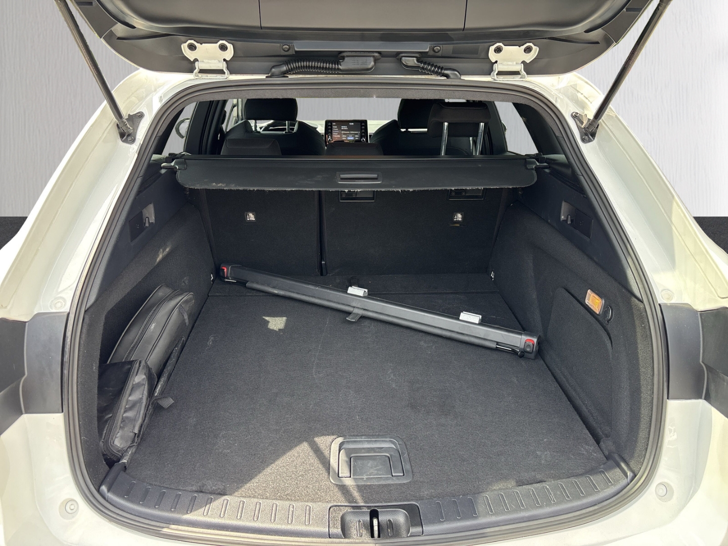 Fahrzeugabbildung Toyota Corolla Hybrid Club Touring Sports i HEV RFK SHZ LED