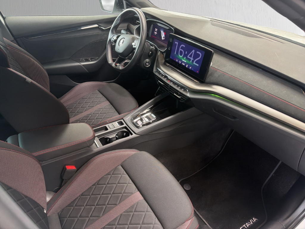 Fahrzeugabbildung SKODA Octavia Combi RS TDI DSG AHK MatrLED elHeck RKam