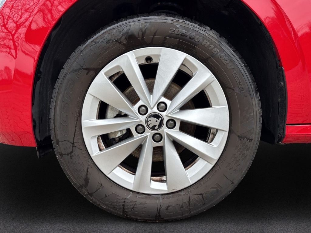 Fahrzeugabbildung SKODA Kamiq 1.0 TSI DSG Selection LED Alu PDC Kamera Tempomat AppCon.