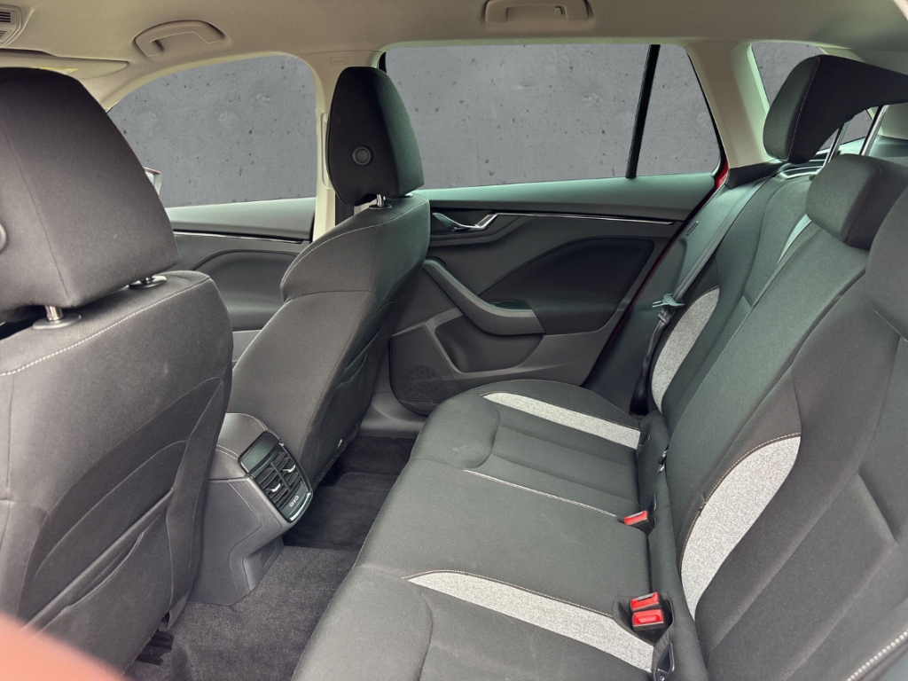 Fahrzeugabbildung SKODA Kamiq 1.0 TSI DSG Selection LED Alu PDC Kamera Tempomat AppCon.