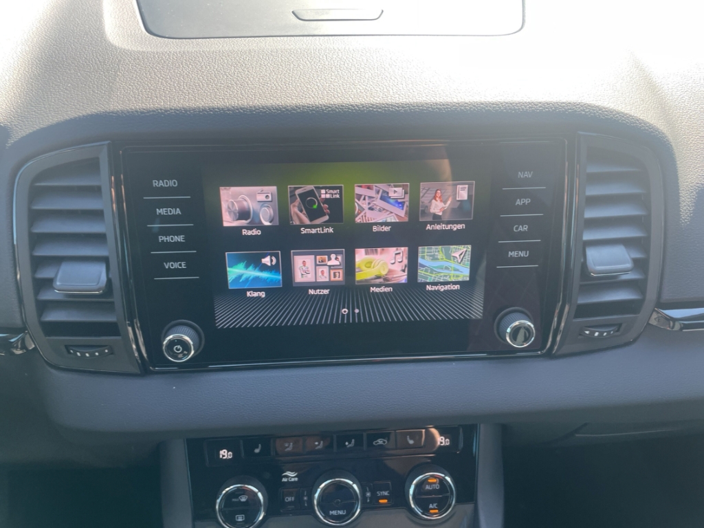 Fahrzeugabbildung SKODA Karoq Sportline ACC NAV KLIMA SHZ PDC Temp LED