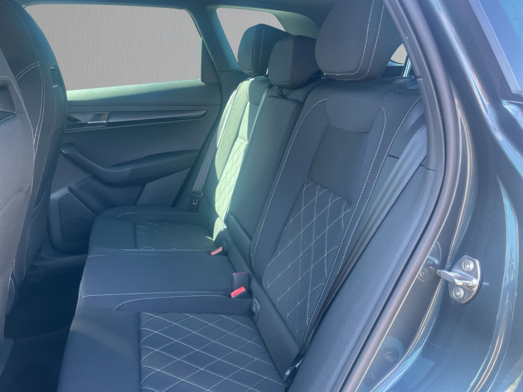 Fahrzeugabbildung SKODA Karoq Sportline ACC NAV KLIMA SHZ PDC Temp LED