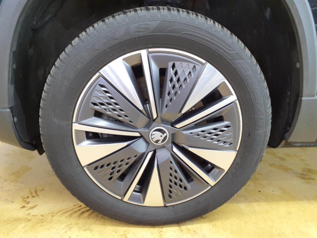 Fahrzeugabbildung SKODA Karoq TDI DSG Tour AHK LED NAVI SHZ PDC SunSet MatrixBeam