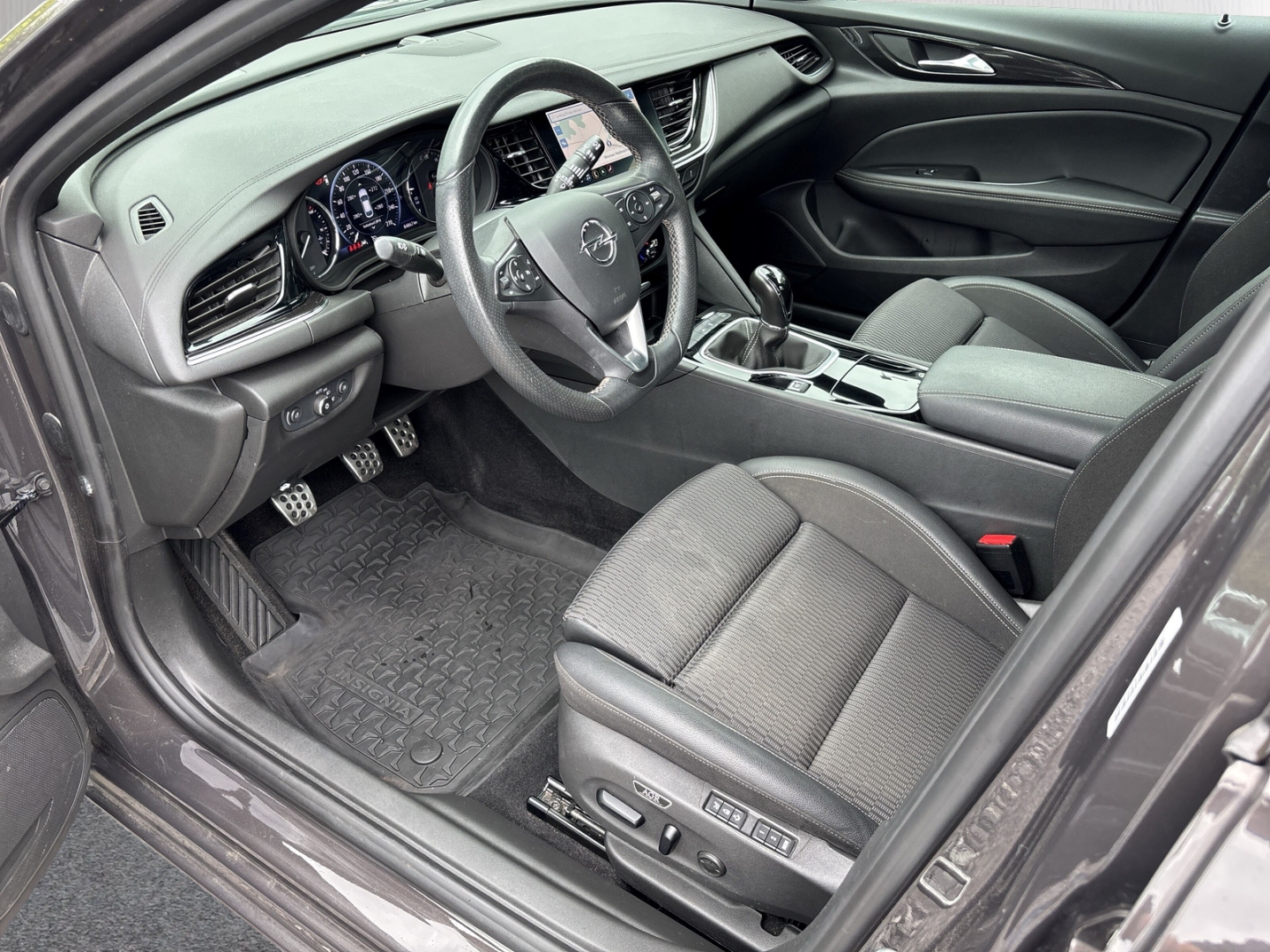Fahrzeugabbildung Opel Insignia B Sports Tourer Elegance 2.0 D AHK Pano Navi