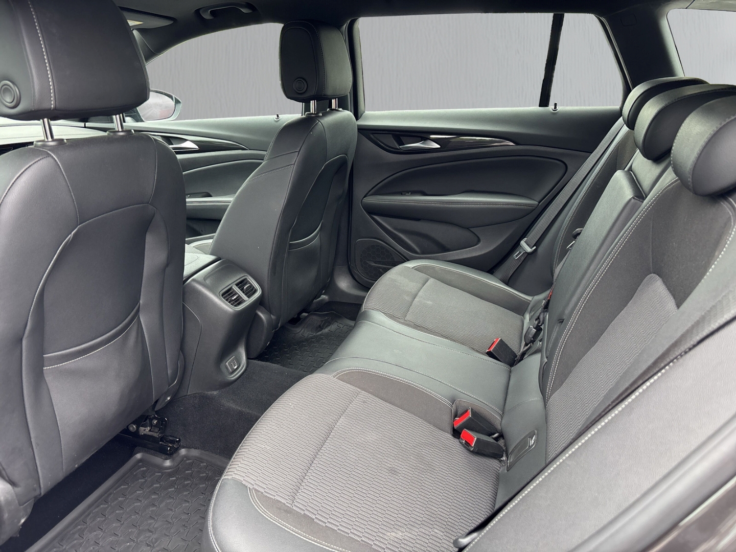 Fahrzeugabbildung Opel Insignia B Sports Tourer Elegance 2.0 D AHK Pano Navi
