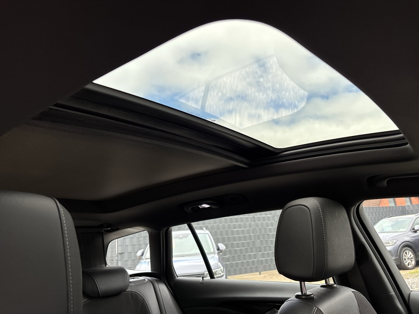 Fahrzeugabbildung Opel Insignia B Sports Tourer Elegance 2.0 D AHK Pano Navi