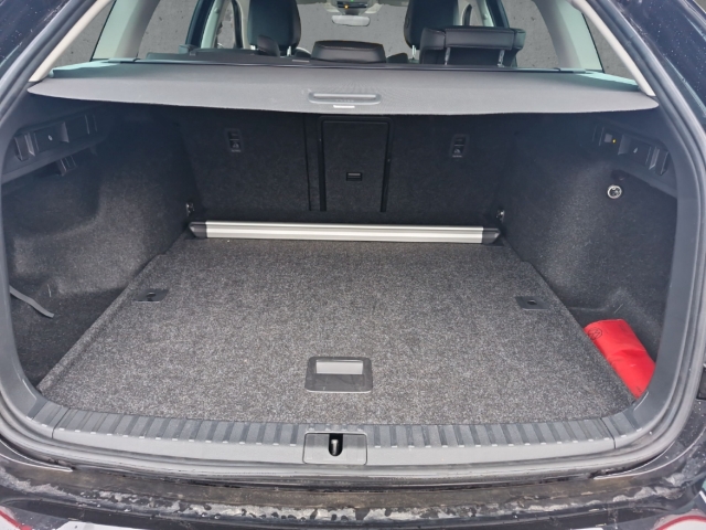 Fahrzeugabbildung SKODA Octavia Combi TDI DSG Selection AHK MatrLED 360°