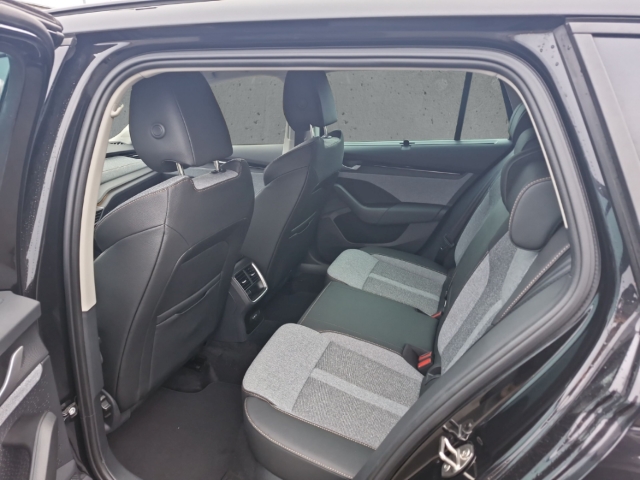 Fahrzeugabbildung SKODA Octavia Combi TDI DSG Selection AHK MatrLED 360°