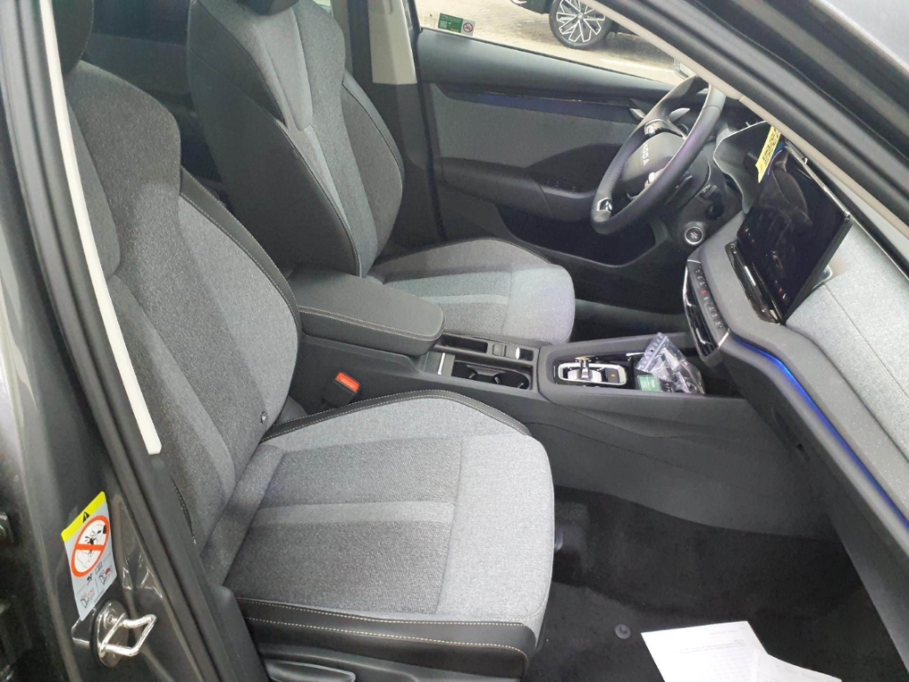 Fahrzeugabbildung SKODA Octavia Tour Combi 2.0 TDI Navi Pano SHZ LHZ El. Verdeck HUD El. Panodach Digitales Cockpit