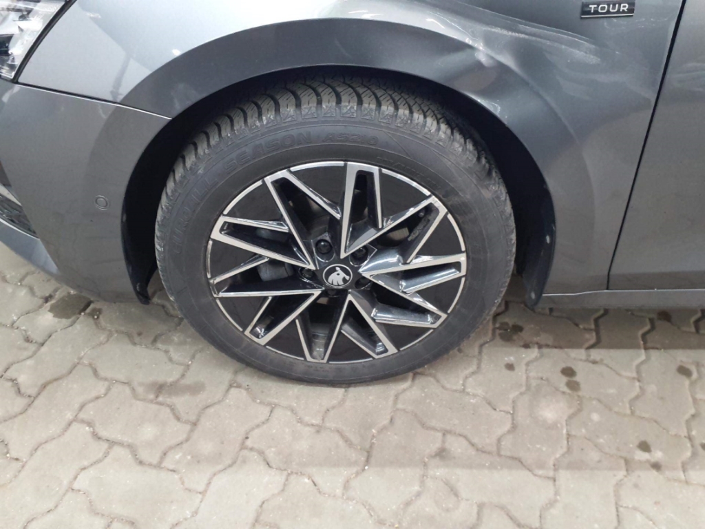 Fahrzeugabbildung SKODA Octavia Tour Combi 2.0 TDI Navi Pano SHZ LHZ El. Verdeck HUD El. Panodach Digitales Cockpit