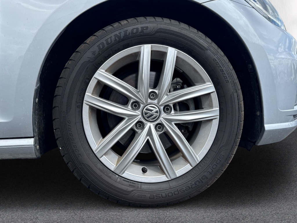 Fahrzeugabbildung Volkswagen Golf 1.5 TSI Comfortline LED Navi ACC ergoActive SHZ