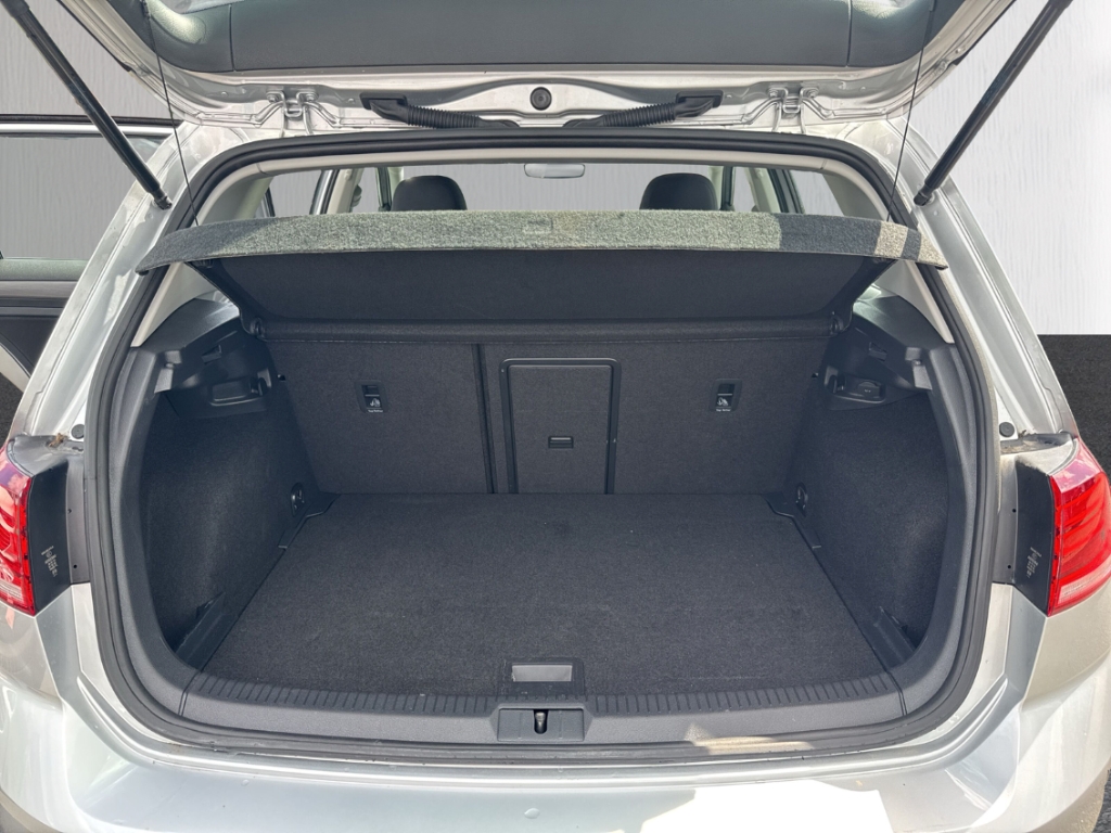 Fahrzeugabbildung Volkswagen Golf 1.5 TSI Comfortline LED Navi ACC ergoActive SHZ