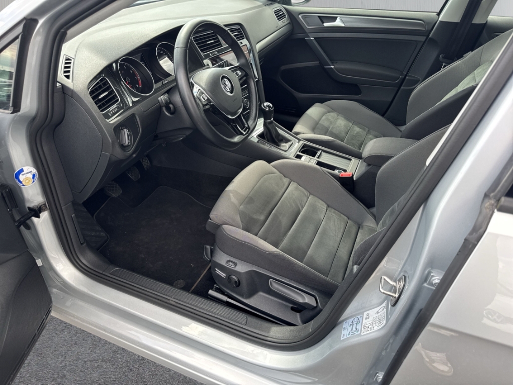 Fahrzeugabbildung Volkswagen Golf 1.5 TSI Comfortline LED Navi ACC ergoActive SHZ