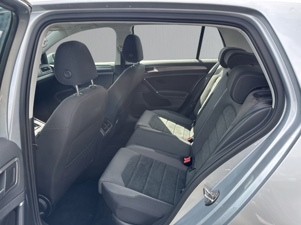 Fahrzeugabbildung Volkswagen Golf 1.5 TSI Comfortline LED Navi ACC ergoActive SHZ