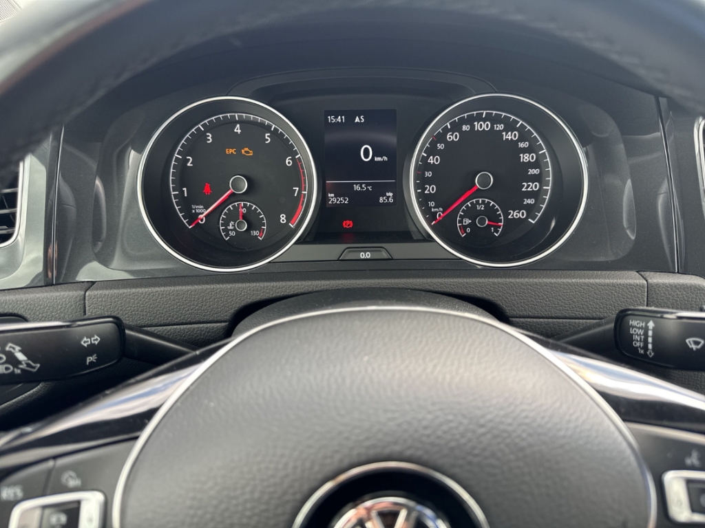 Fahrzeugabbildung Volkswagen Golf 1.5 TSI Comfortline LED Navi ACC ergoActive SHZ