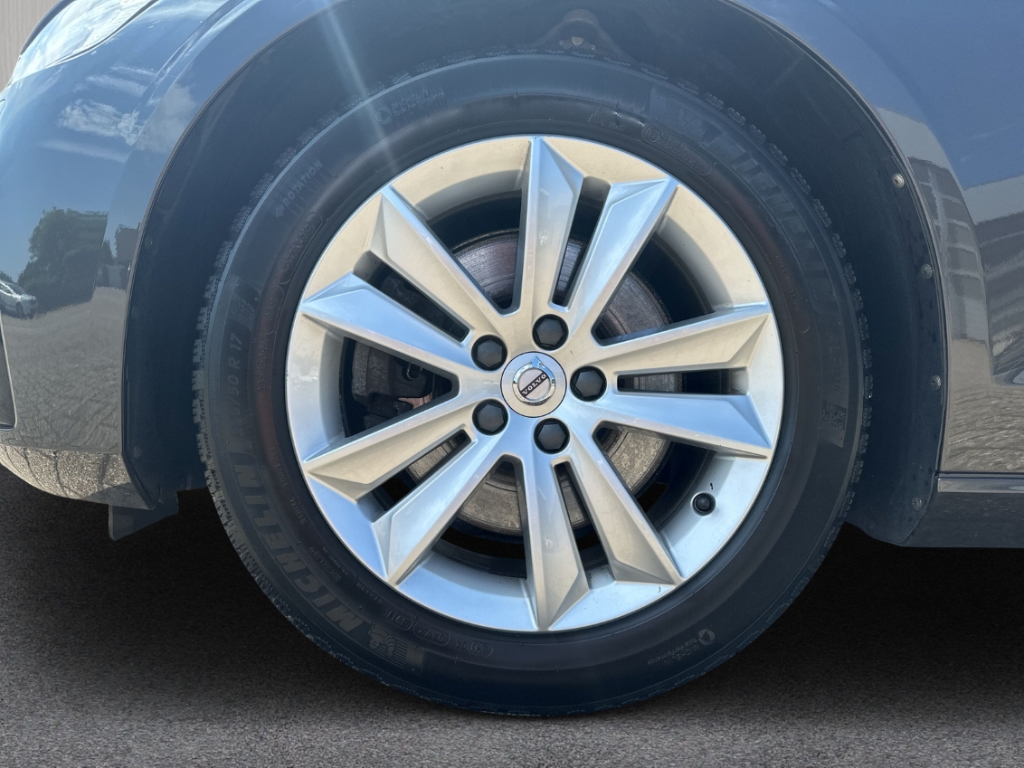 Fahrzeugabbildung Volvo V60 Kombi B4 D Plus Dark ACC Navi LED Leder SHZ el.Heckkl.
