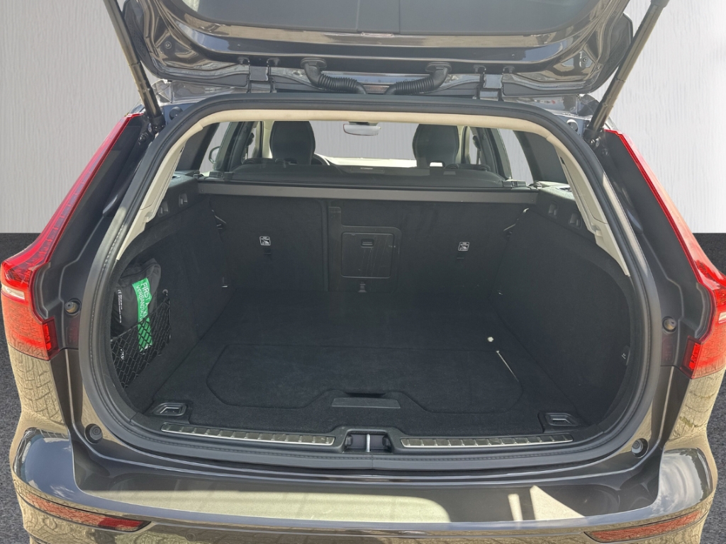 Fahrzeugabbildung Volvo V60 Kombi B4 D Plus Dark ACC Navi LED Leder SHZ el.Heckkl.