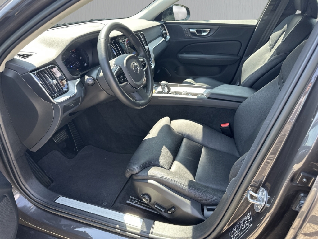 Fahrzeugabbildung Volvo V60 Kombi B4 D Plus Dark ACC Navi LED Leder SHZ el.Heckkl.