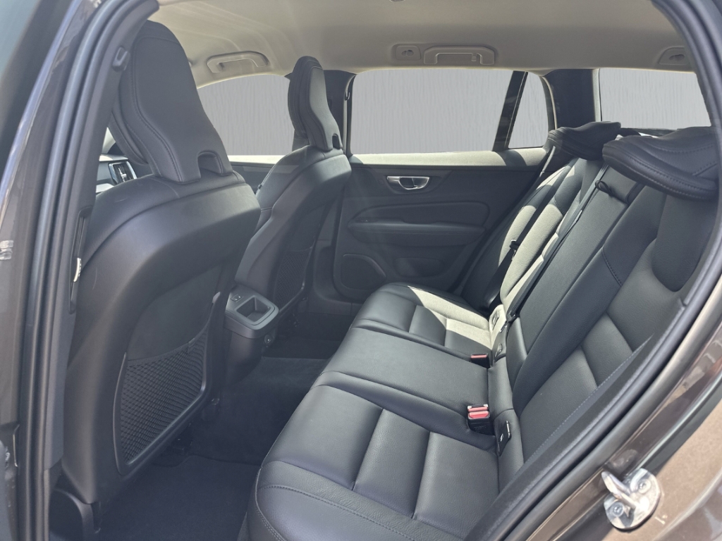 Fahrzeugabbildung Volvo V60 Kombi B4 D Plus Dark ACC Navi LED Leder SHZ el.Heckkl.